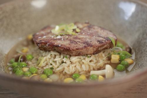 Veal heel muscle, with rice and green peas in broth