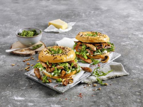 Bagel with veal cutlet, mushrooms and rocket pesto
