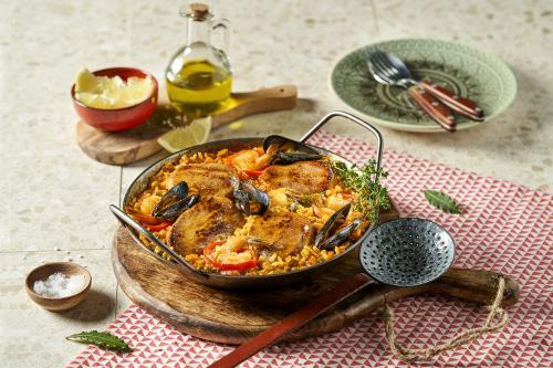 Paella mit Kalbsmedaillons aus der Oberschale mit Gambas, verschiedenem Gemüse und Reis
