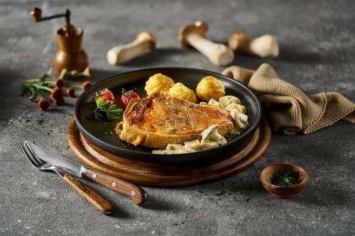 Kalbskotelett mit Herzoginkartoffeln und Kräuterseitlingen in Rahmsauce