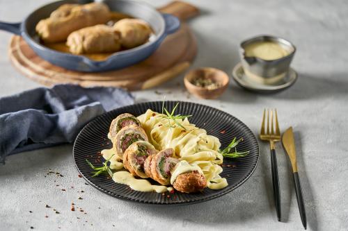 Veal roulade with tagliatelle and béarnaise sauce