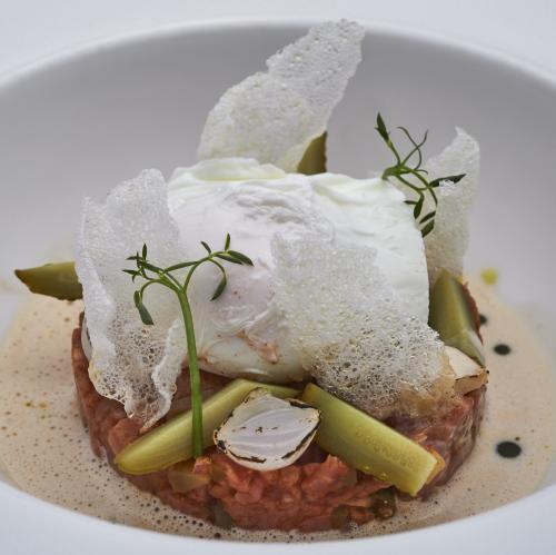 Veal tartare with poached egg and smooth cream gravy