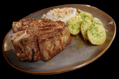 Kalbs T-Bone mit gebratenem Weißkohl und Tahin-Joghurt