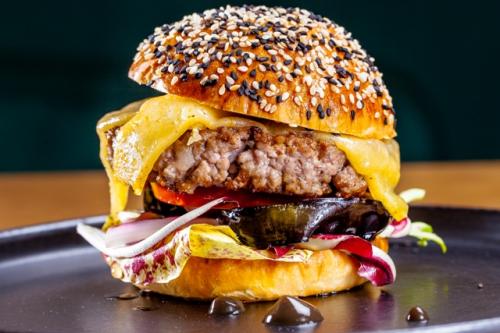 Kalbsburger mit Baba Ganoush und Teriyakicreme