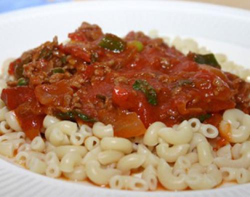 Macaroni met gehakt en romige tomatensaus