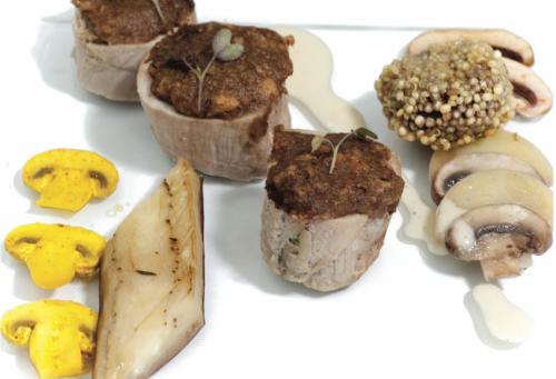 Rouleau met Champignonduxelles, Mosterd-champignonkorstje, in Quinoa gefrituurde champignon en Atjar van champignons