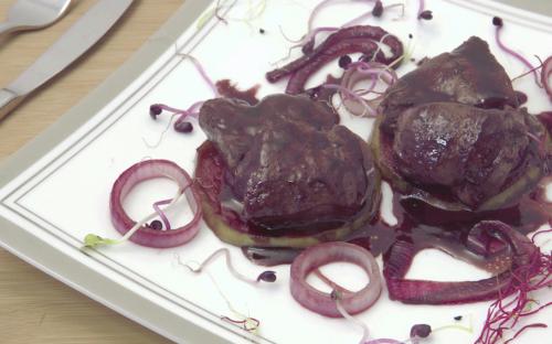 Medaglioni di fegato di vitello con cipolle e mele caramellate
