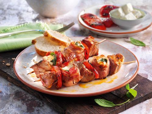 Veal skewers with cheese and roasted peppers