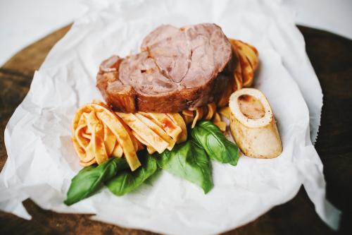 Bavarian knuckle of veal with tomato pasta